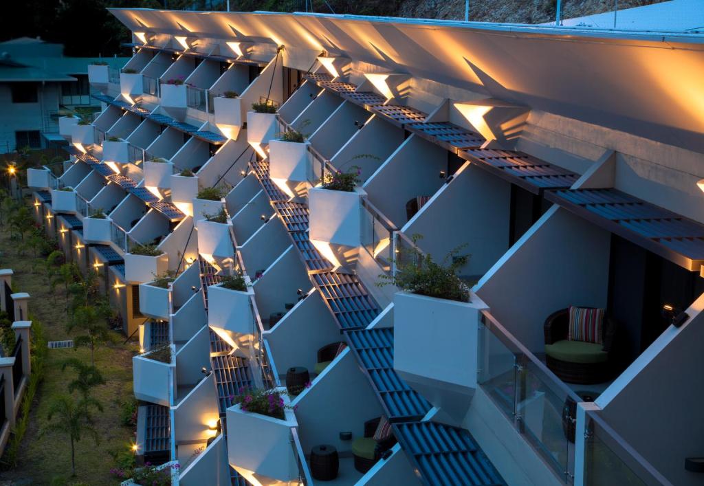 莫尔兹比港埃拉海滩酒店的享有大楼外景,设有白色阳台和灯