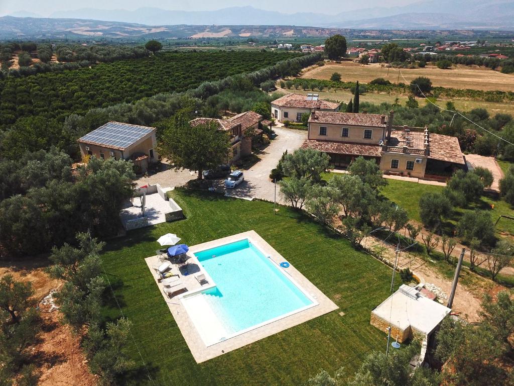 Casa GiosafatAgriturismo Frangivento的享有带游泳池的庄园的空中景致