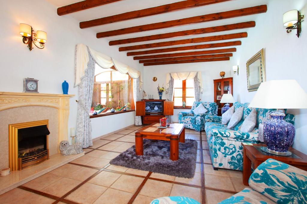阿索马达Villa Dune的带沙发和壁炉的客厅