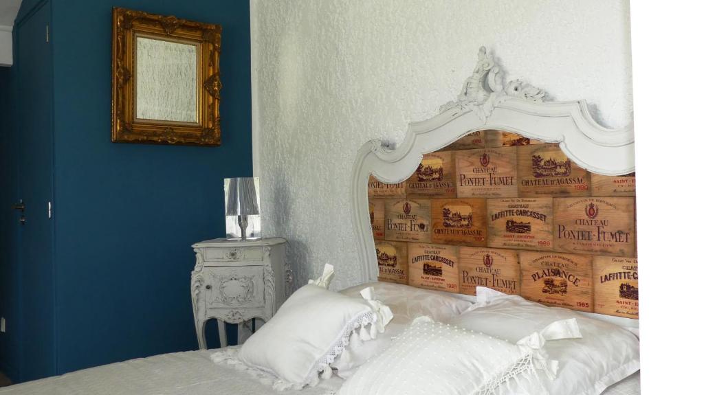 安德诺莱斯贝恩Bleuvelours的一间卧室配有一张带白色大床头板的床
