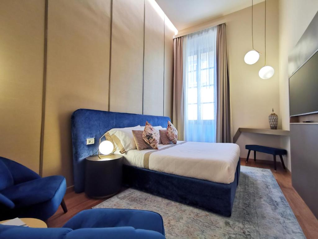 佛罗伦萨Renascentia in Florence - Adults Only的一间卧室配有一张大床和蓝色床头板