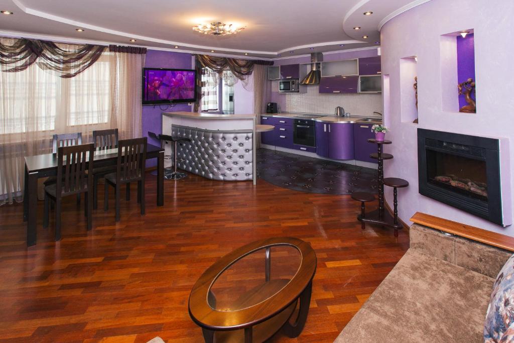 苏梅Заливна вулиця 5的客厅设有用餐区和紫色厨房