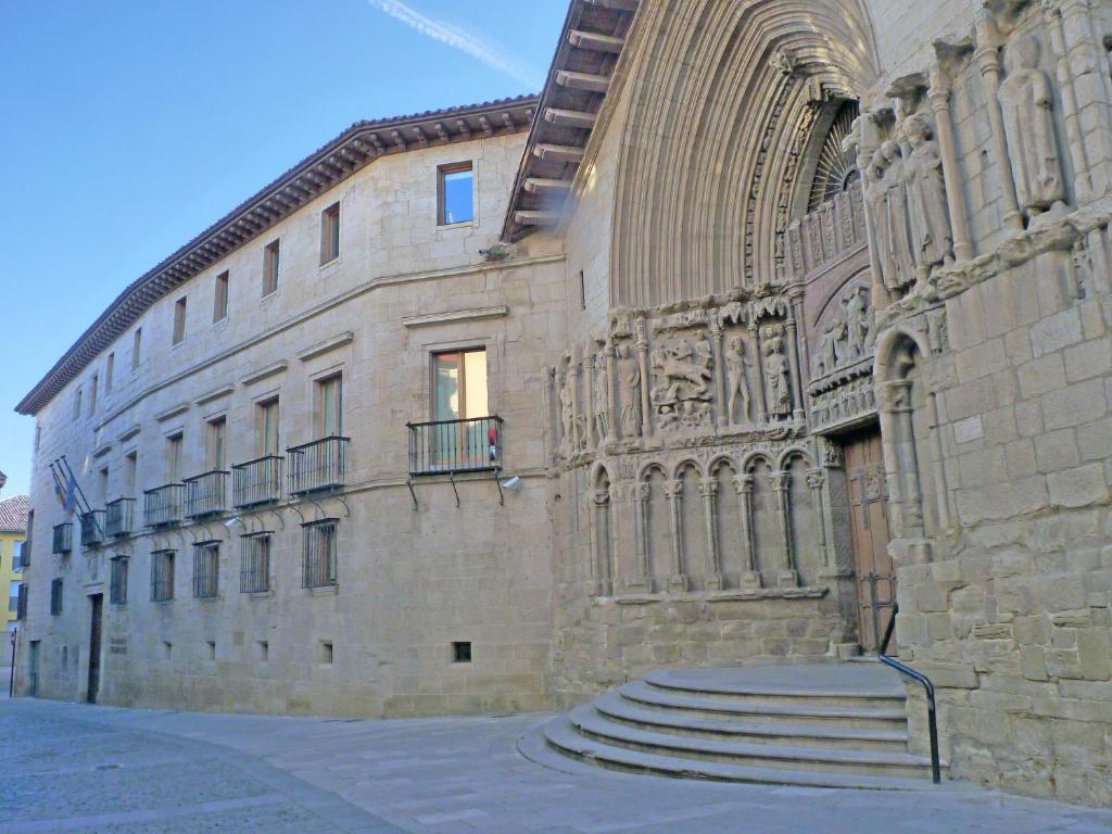 洛格罗尼奥Calle San Bartolomé, 7 - 2. Piso Turístico的一座大型石头建筑,前面设有楼梯