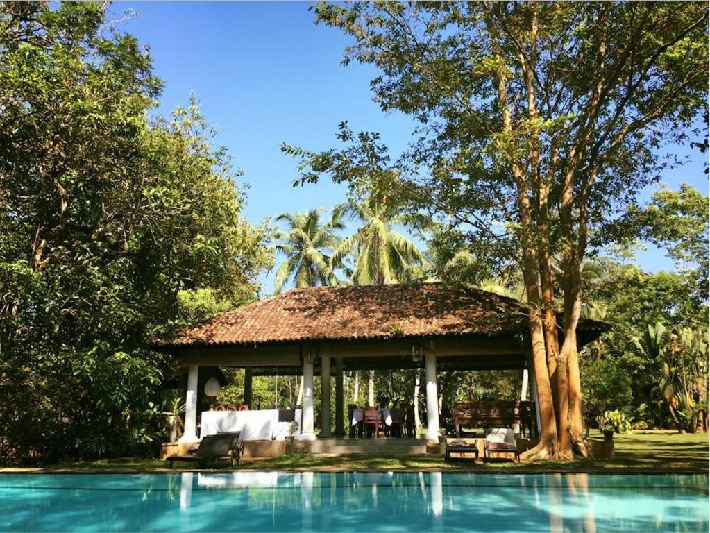 本托塔Nisala Arana Bentota, A Private Villa的一个带游泳池和凉亭的度假胜地