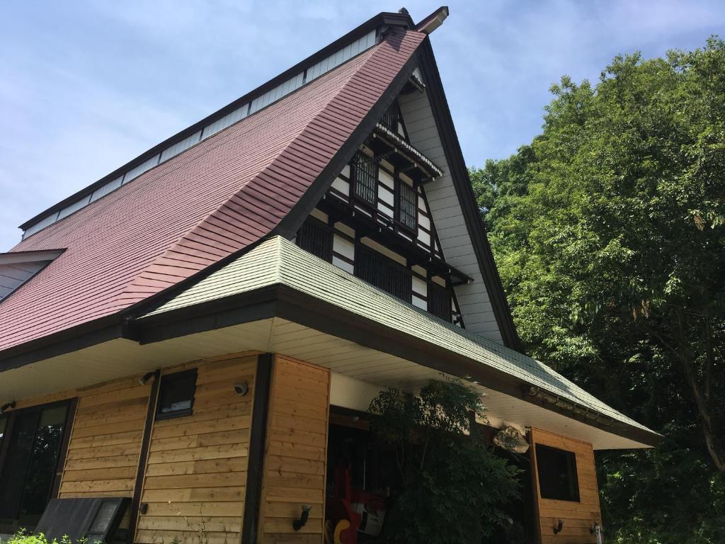 南砺Guesthouse Kazura的一间有 ⁇ 帽屋顶的房子