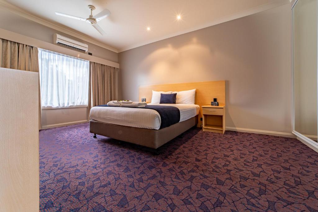 莫里阿尔伯特汽车旅馆的酒店客房设有床和窗户。