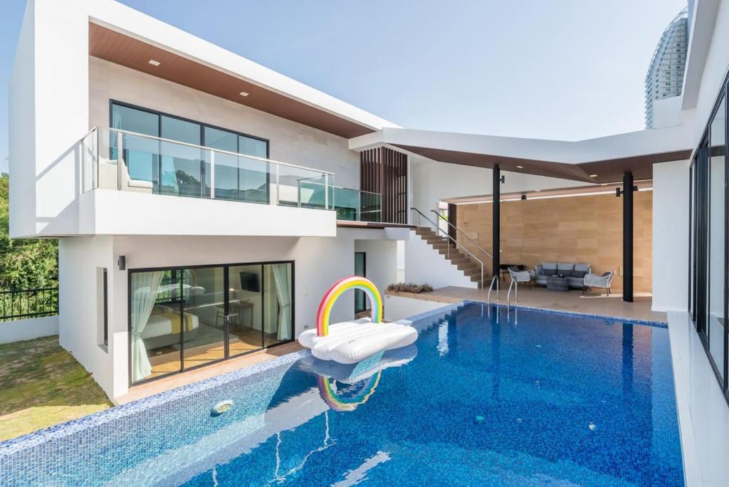 纳仲天Mövenpick Luxury Villa2FL-Private Pool-SHA CERTIFIED的一座带游泳池和房子的别墅