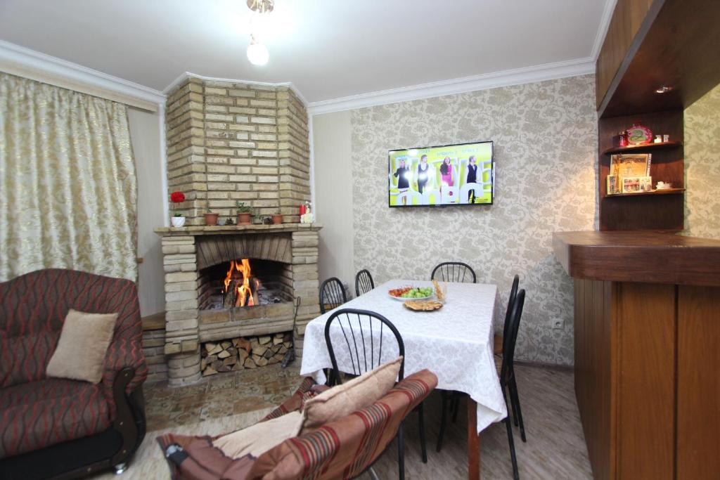 萨克德佐尔镇Дом с камином的客厅配有桌子和壁炉