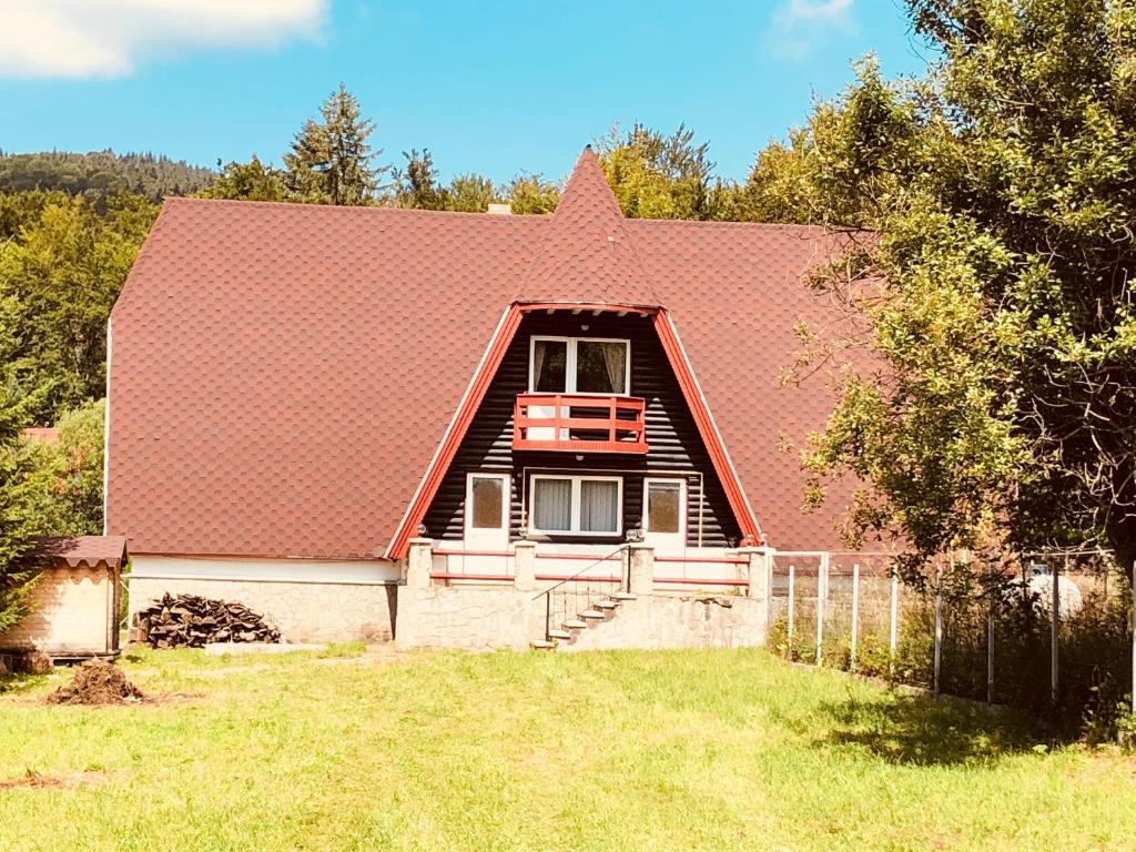 凯亚Casă de vacanță Cheia的一座红色屋顶的房子和一个院子