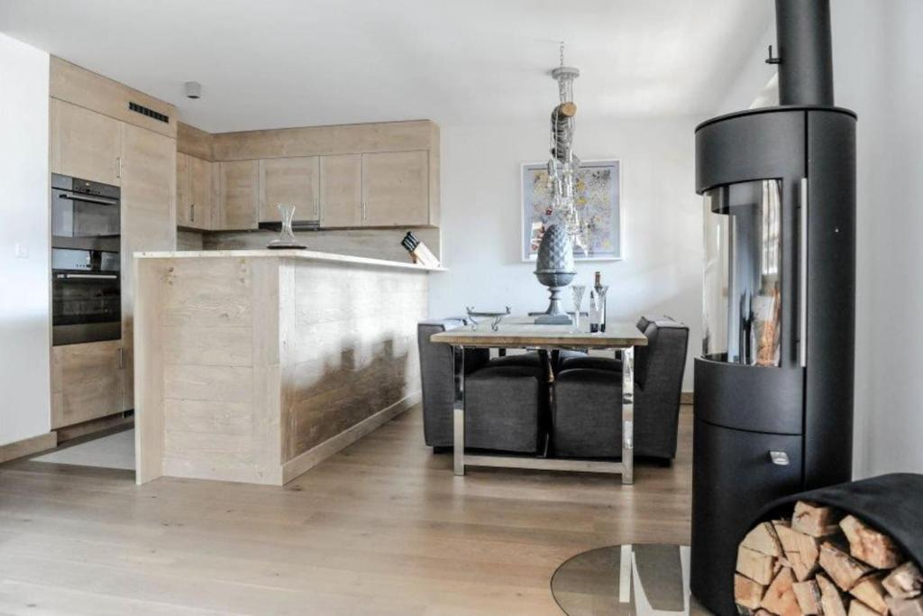 格里门茨Luxury Grimentz Apartment的厨房配有桌子和炉灶。