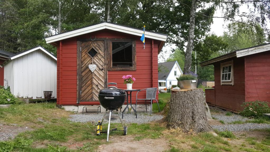 KnivstaSollyckan的院子里带烧烤架的红色小屋