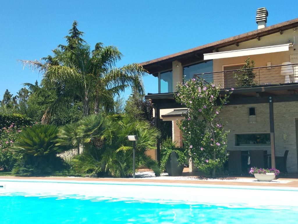 特拉尼B&B Valleluna的一座房子前面设有游泳池
