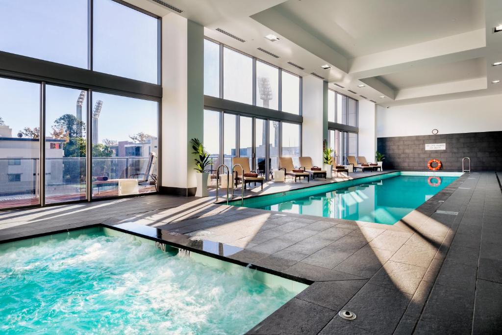 珀斯珀斯辉盛阁国际公寓的享有大楼景致的游泳池