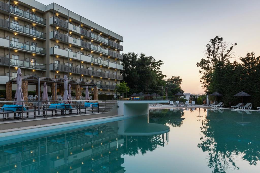 科孚镇阿瑞提大酒店的大楼前有游泳池的酒店