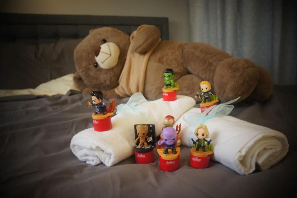 努沙再也Malaysia Johor Medini Studio的一群玩具象形像,坐在毛巾上,有泰迪熊