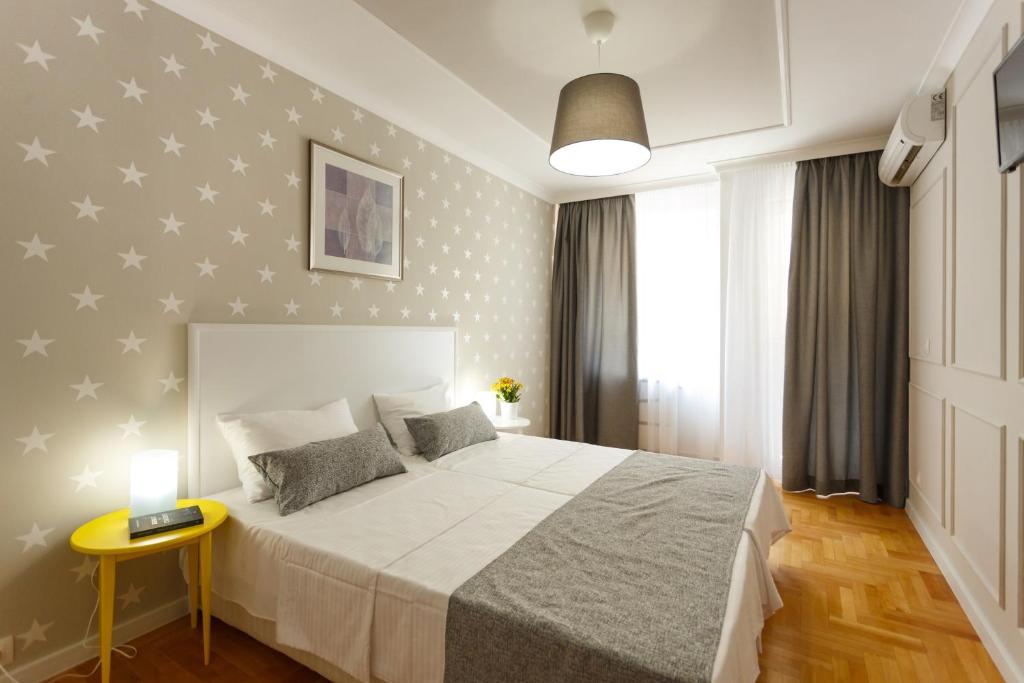 索非亚CityResidence Aparthotel的一间卧室设有一张大床和一张黄色的桌子。