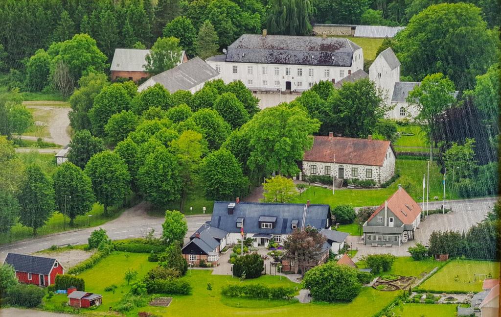 斯塔德Stora Herrestad B&B的享有带庭院的房屋的空中景致