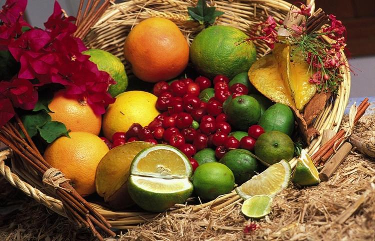 BellevueVal d'Or Bungalow Beach的水果篮,水果中含有酸橙和其他水果