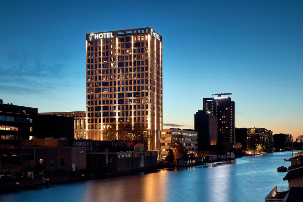 阿姆斯特丹阿姆斯特丹阿姆斯特尔范德瓦尔克酒店的河边的高楼