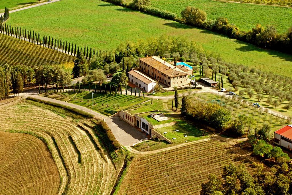 泰里乔拉Fattoria Fibbiano的田野房屋的空中景观