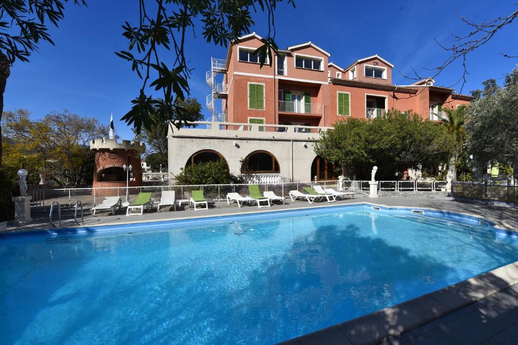 卢恰纳加斯特鲁罗素酒店的房屋前的游泳池