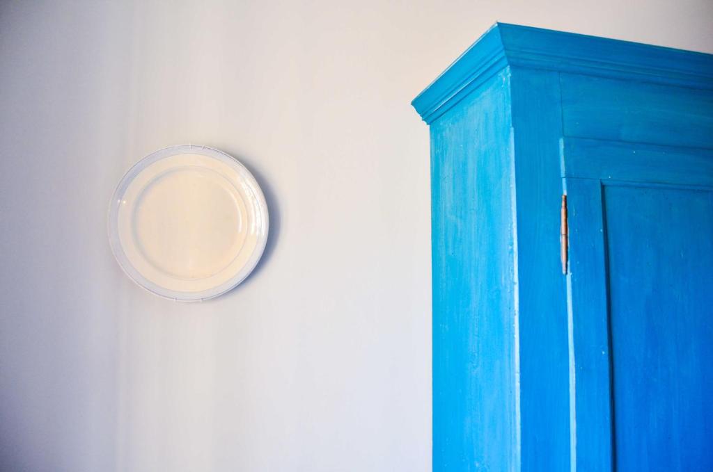 托斯科拉诺-马德尔诺Atlante的挂在墙上的蓝色门