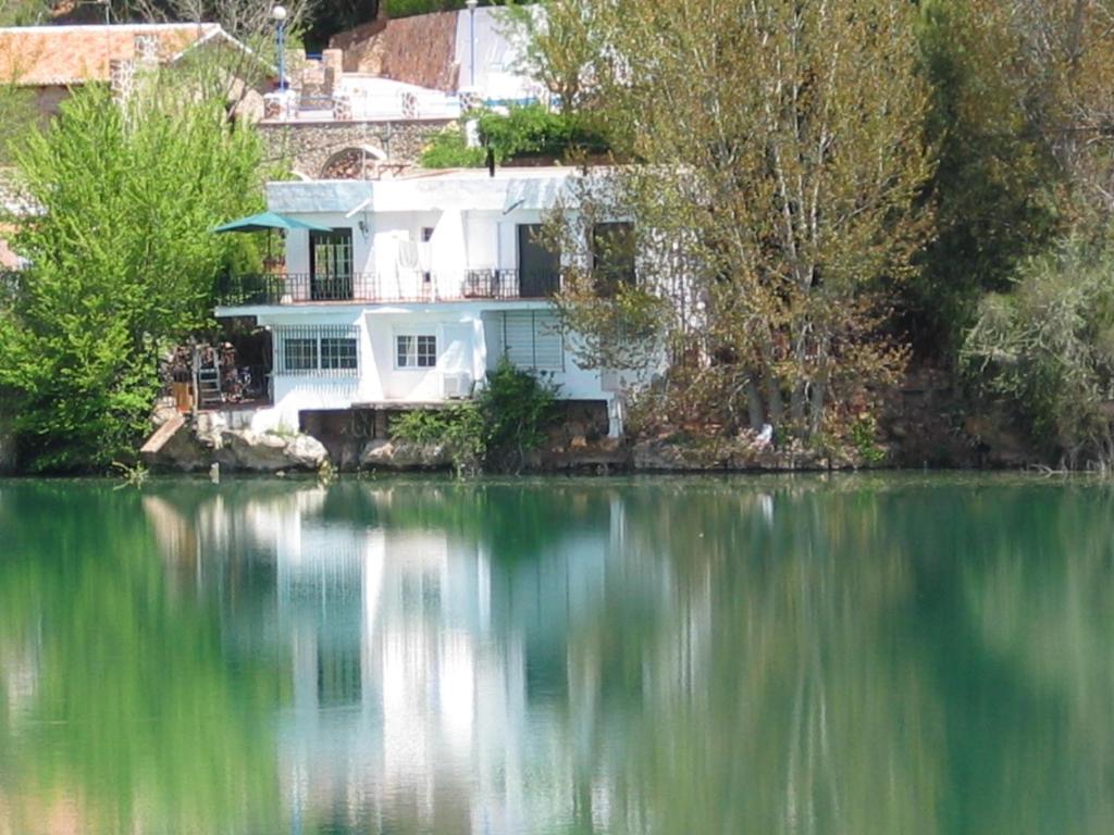 鲁伊德拉Casa La Caoba的湖畔的白色房子