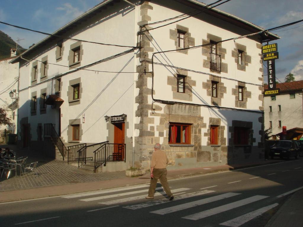 Betelu贝特鲁青年旅馆的人穿过大楼前的街道