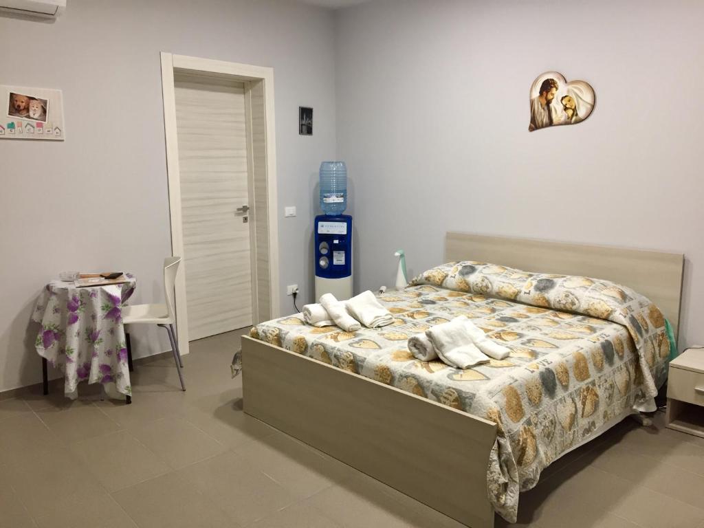 维多利亚B&B San Francesco di Paola的一间卧室配有带枕头的床