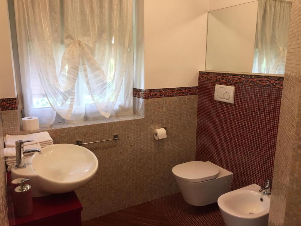 斯尔斯DAD HOME的一间带水槽和卫生间的浴室以及窗户。