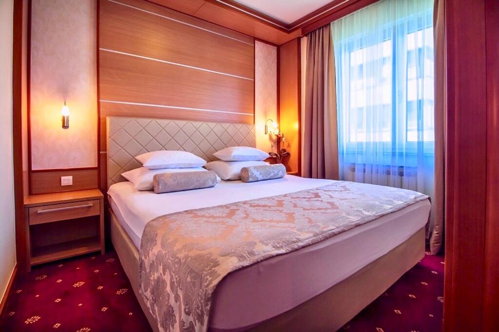 巴尼亚卢卡切泽巴尼亚卢卡酒店的一间卧室设有一张大床和一个窗户。