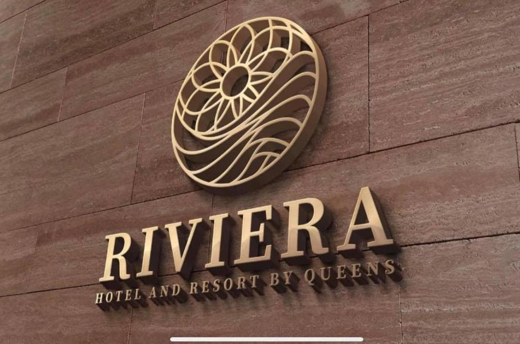 Gura VăiiRiviera by Queens Hotel and Resort的建筑物一侧的标志