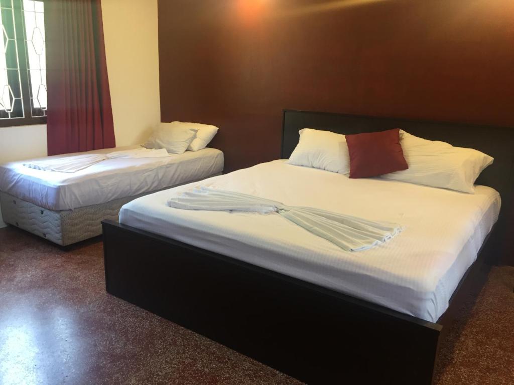 贾夫纳Nallur Residence的两张位于酒店客房的床,配有毛巾