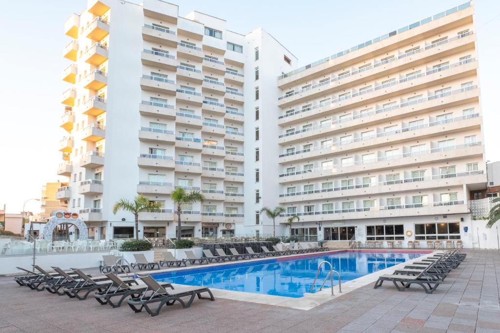 多列毛利诺斯Sandos Griego的大楼前设有游泳池的酒店