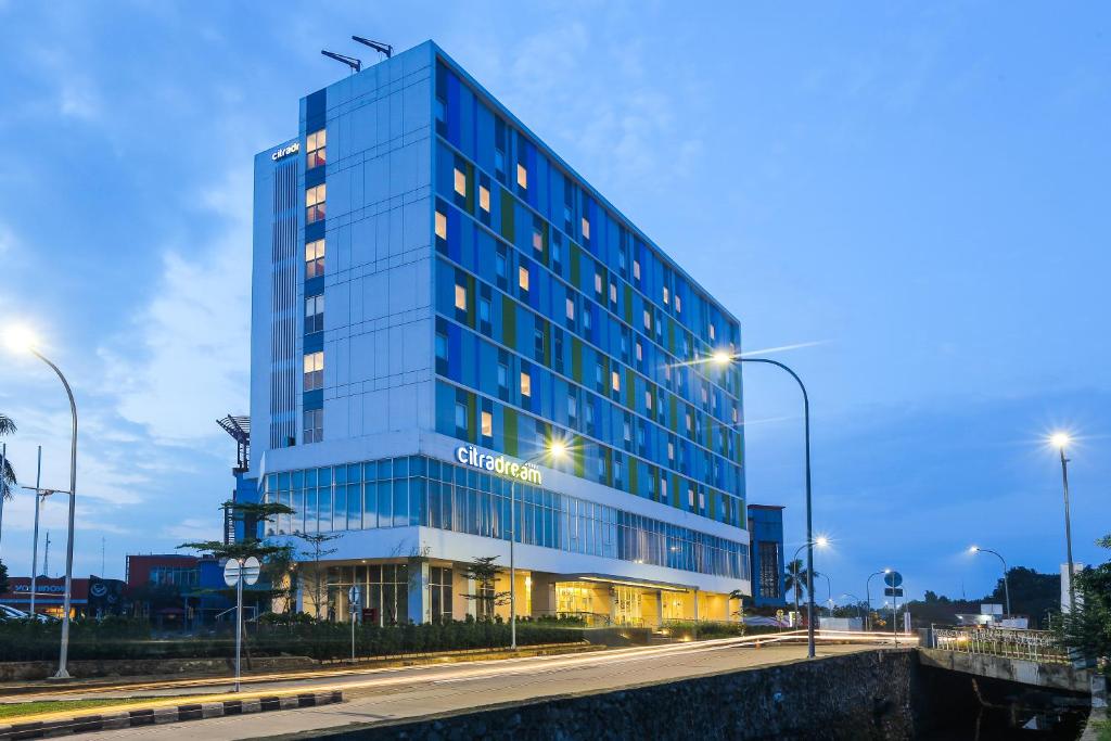 塞尔蓬希特拉梦宾塔罗酒店的一座蓝色的建筑,城市里灯火通明