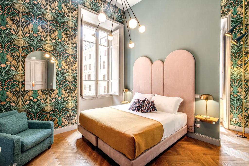 罗马Glance in Rome的一间卧室配有一张床和一张蓝色椅子