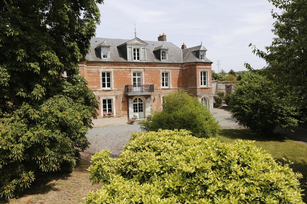 Bouvaincourt-sur-BresleAu Souffle de Vert的一座位于庭院内带阳台的旧砖屋