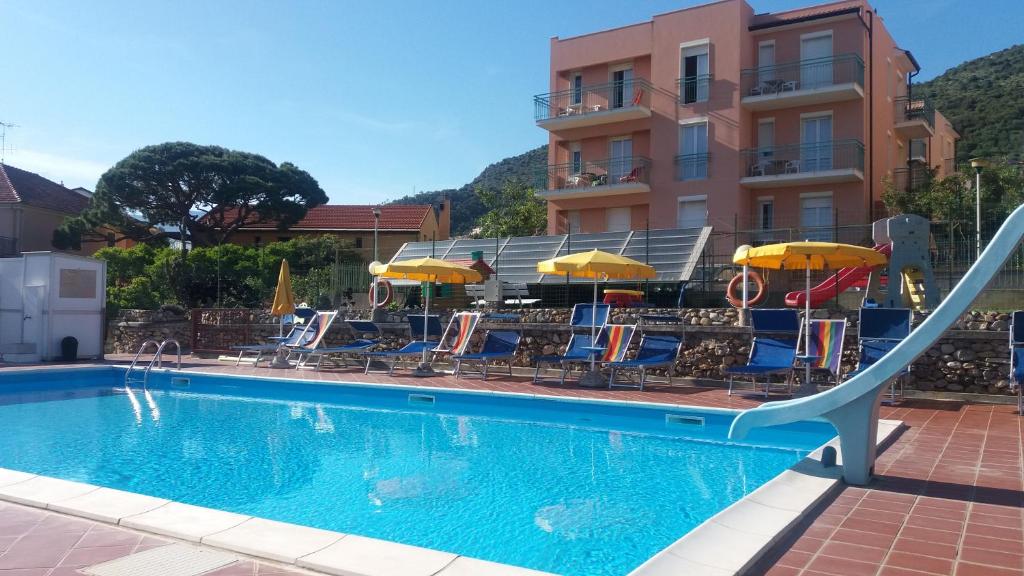 皮特拉利古Residence Mizar的酒店前方的游泳池设有滑梯