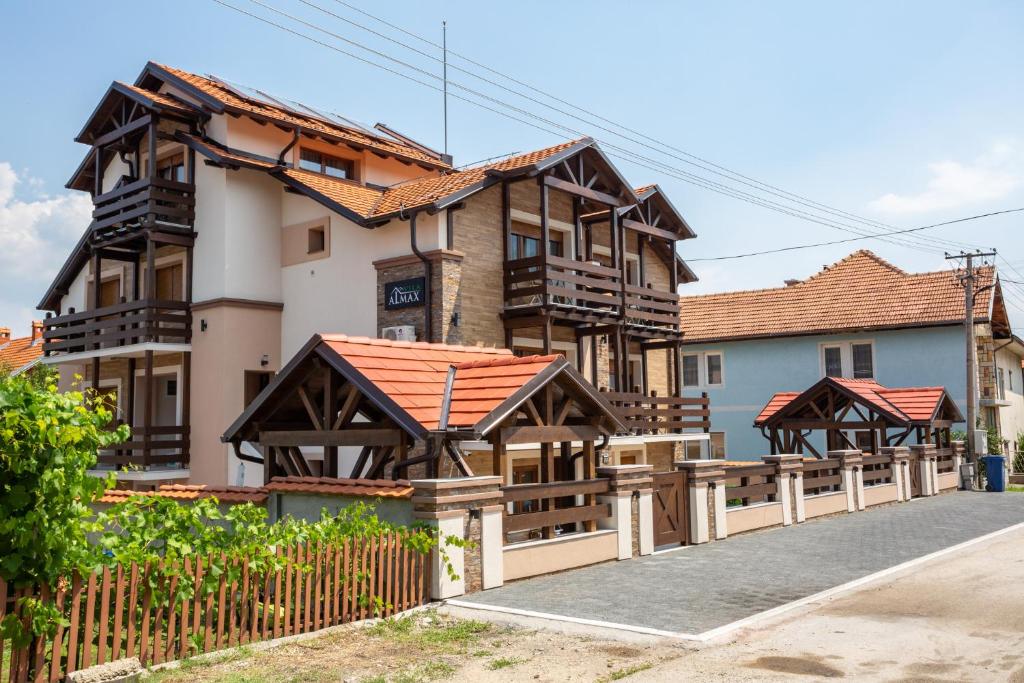 索科矿泉村Vila Almax的前面有木栅栏的房子