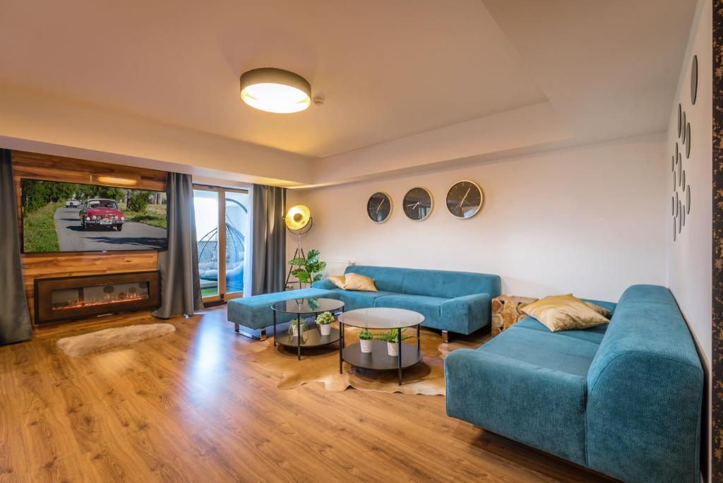 多纳瓦利Apartmanica Residence 606的客厅配有蓝色的沙发和桌子