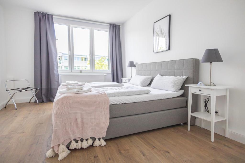 汉堡Dehnhaide Apartments的白色的卧室设有床和窗户