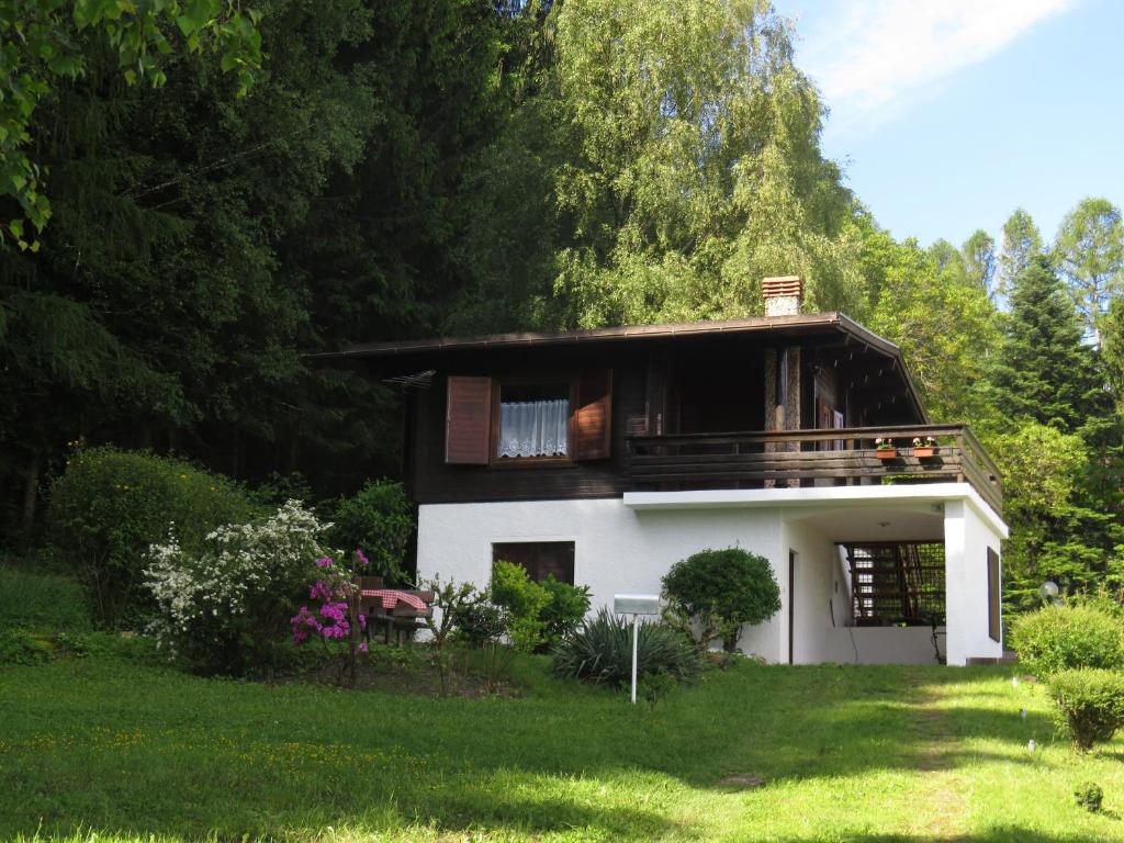 萨洛尔诺Chalet San Valentino的带阳台的白色小房子,位于庭院内