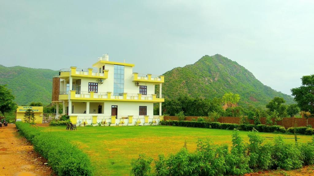 布什格尔Hotel Divine Palace Pushkar的山地房子