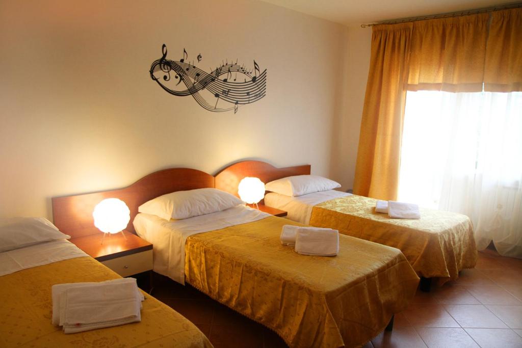 米兰音乐B＆B住宿加早餐酒店的酒店客房设有两张床和窗户。