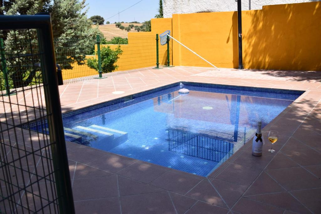 MéntridaCASA CAPELLANIA-chalet con piscina junto a Madrid的游泳池周围设有围栏
