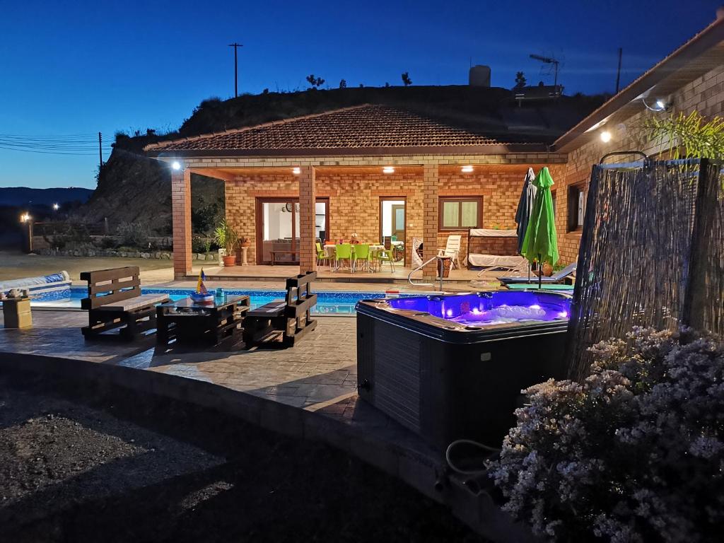 KalokhorioKalamospito Holiday House的一座带热水浴池的游泳池的房子