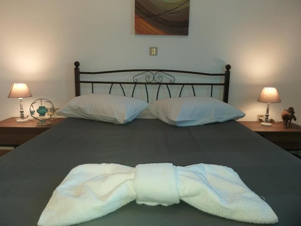 法罗斯岛Nikolettas Apartments的床上有一条白色毛巾