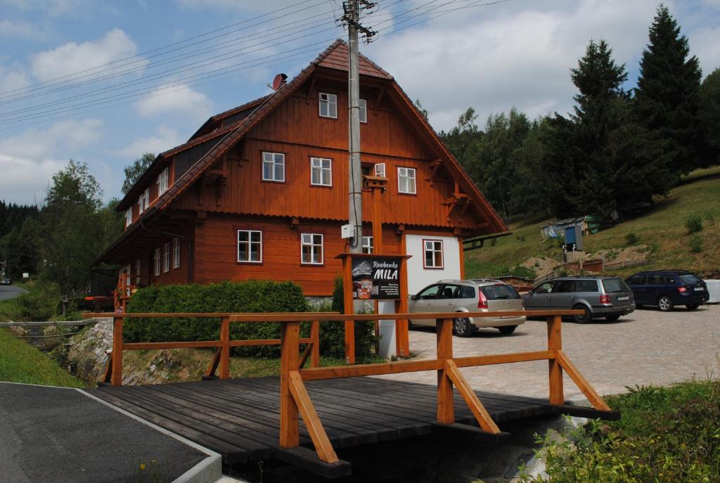奥斯特鲁兹纳Roubenka-Mila的前面有木桥的木屋