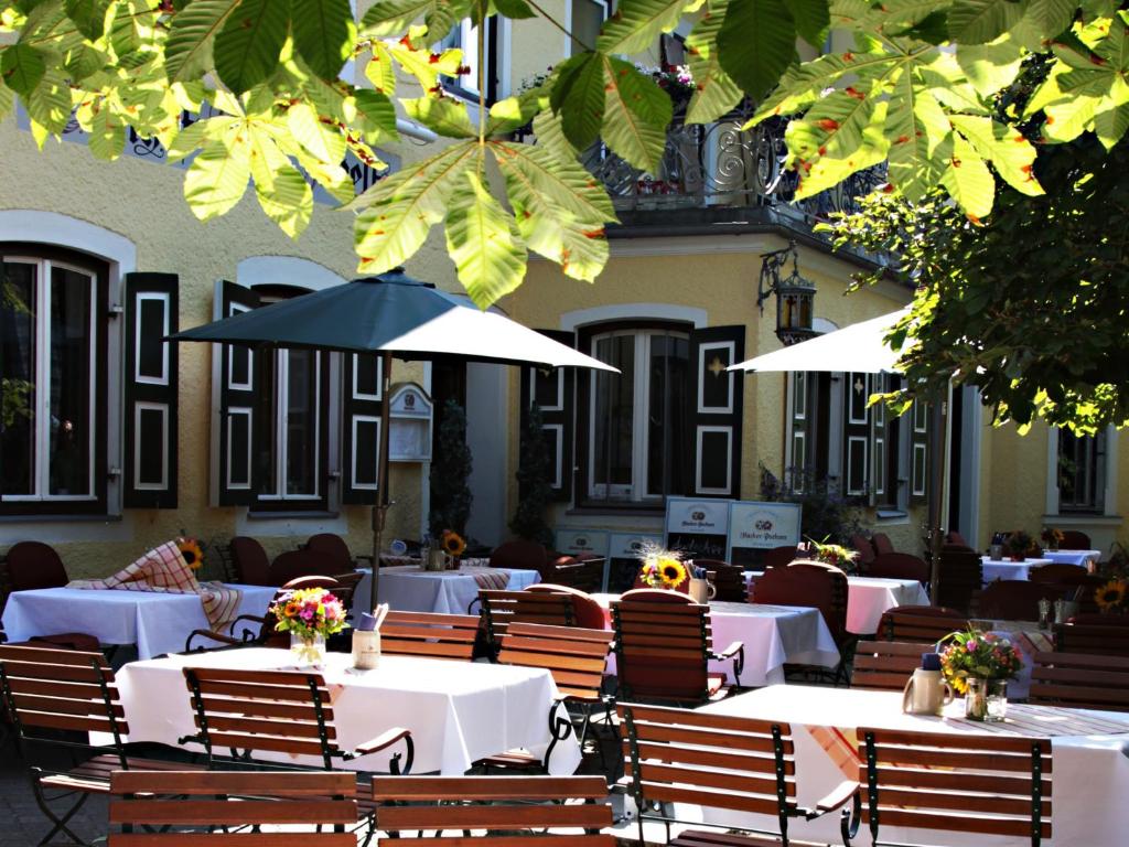 费尔达芬格格斯豪斯波特酒店的一间带桌椅和遮阳伞的餐厅