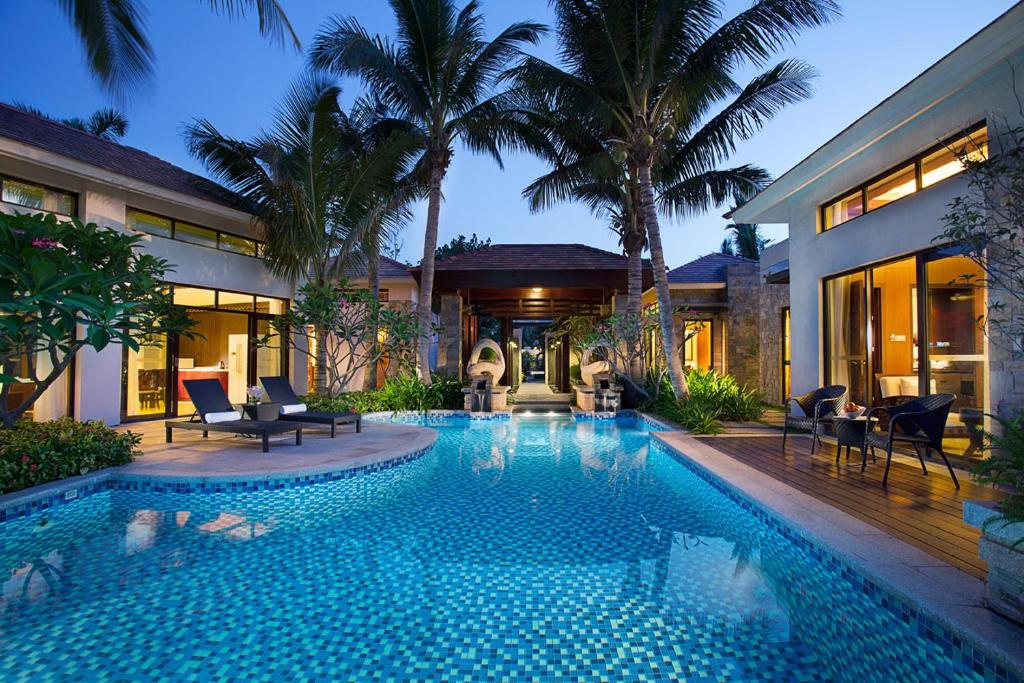 三亚三亚亚龙湾维景国际别墅度假酒店的房屋前的游泳池
